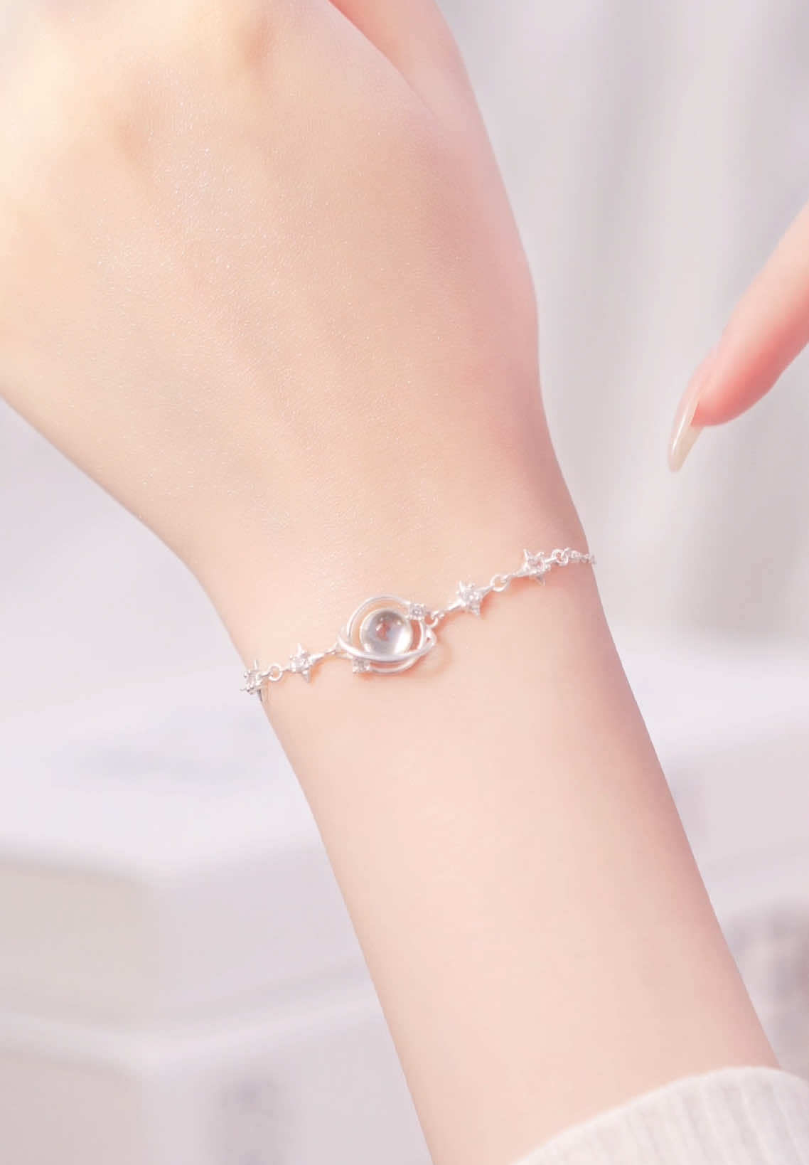 LT0338 - Lắc tay TLEE Galaxy moonstone. Gửi cả bầu trời vào món quà nhỏ – nàng nhận chắc chắn sẽ nhớ mãi 🌟#tleejewelry #daychuyenbactlee #lactaybactlee #nhanbactlee #nhandoibactlee #khuyentaibactlee #setquatangtlee #lacchanbactlee #trangsuc 