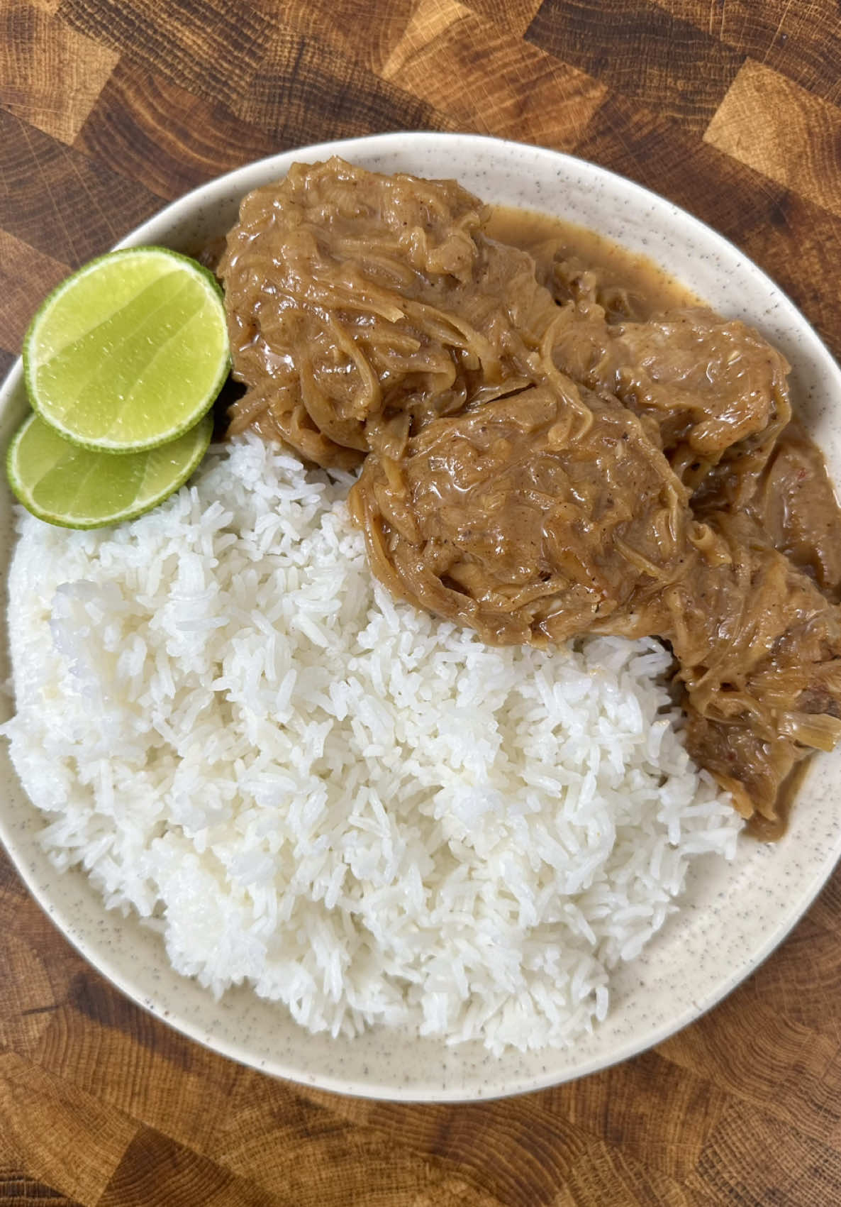 🇸🇳 sopa de cebolla en formato guiso de pollo????? yes pleaseeeeee 🥹 (y si le dais una noche en la nevera mejor estará al día siguiente) #arrozconcosas 🗒️ingredientessss 🍋‍🟩para el marinado: * 6 muslos de pollo * 60 ml de zumo de lima  * Media cebolla * 2 cucharaditas de aceite de girasol * Una pizca de sal generosa * Pimienta negra recién molida al gusto 🍗 para el guiso:  * 2 cebollas y 1/2 (la mitad que ha sobrado en el marinado) * 2 dientes de ajo * 2 cucharadita de mostaza de Dijon * 500 ml de caldo de pollo (no hace falta que sea casero; pero si lo es, mejor) * El zumo de una lima * 1 chile habanero fresco (opcional, sustituible por otros chiles o guindilla) * 2 hojas de laurel