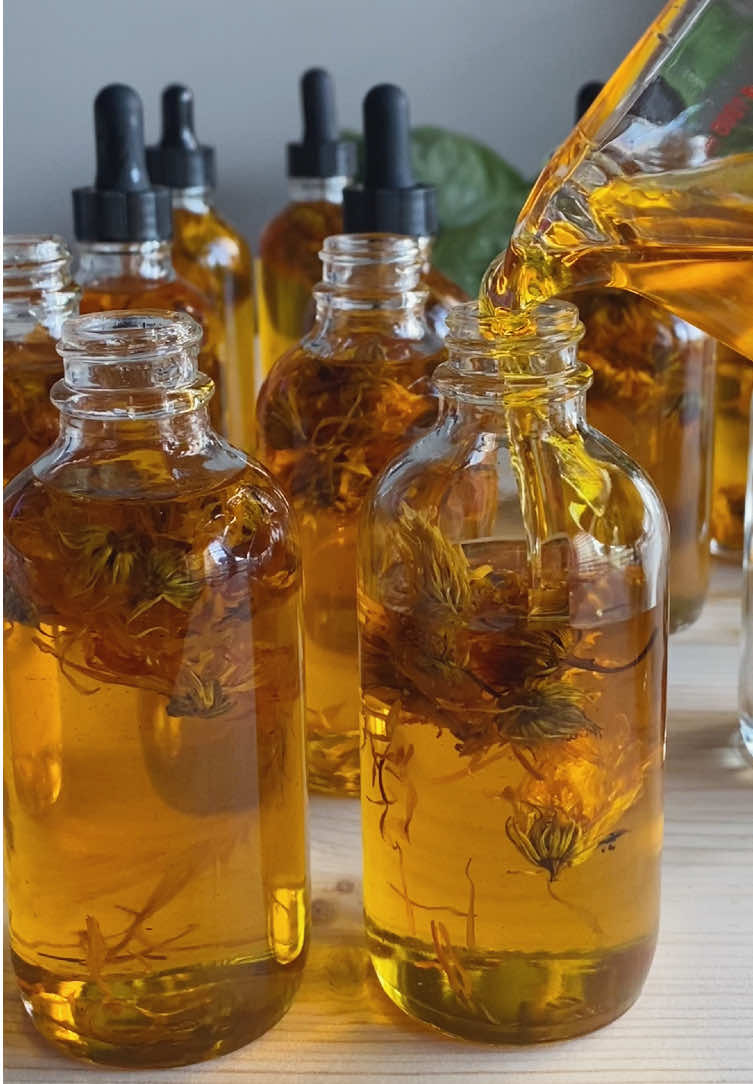 Our pure Calendula Oil soothes inflamed, irritated, sensitive skin and scalp 💛  #naturalskincare #sensitiveskin #botanical #calendula #sensitiveskincare #organicskincare 