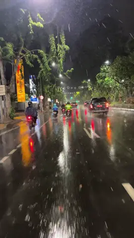 When it rains in Surabaya #hujan #surabaya #rain #surabayanightvibes 
