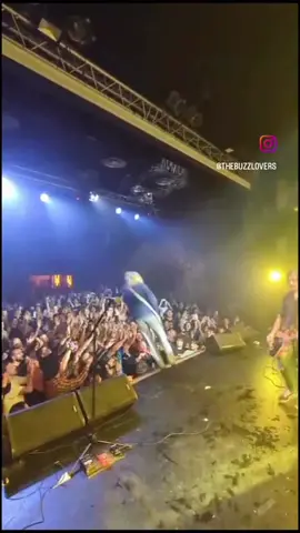 We continue with the World Tour. #thebuzzlovers #thebuzzloversfans #nirvana #nirvanafans #coverband #covers #livemusic #concerts #punkrock #grunge #grungestyle #worldtour #teenspirit #kurtcobain #kristnovoselic #davegrohl #nirvanalive #nirvanacover 