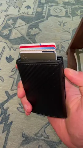 I’ve seen these wallets online but had never tried one before. They’re pretty cool! #wallet #cardflipper #airtag 