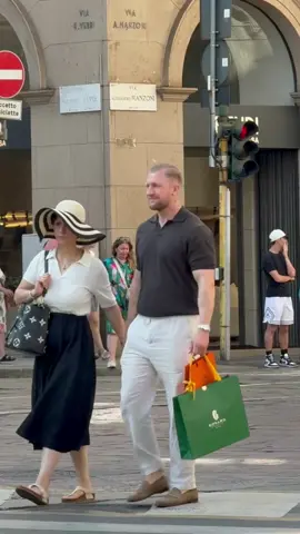 #milanfashion2025 #italy🇮🇹 #style2025 #milantrend #2025 #fashionstyle #luxury #streetoutfit #luxrystreet #italianstyle🇮🇹 #streetwear #milanfashion #milan #brand 