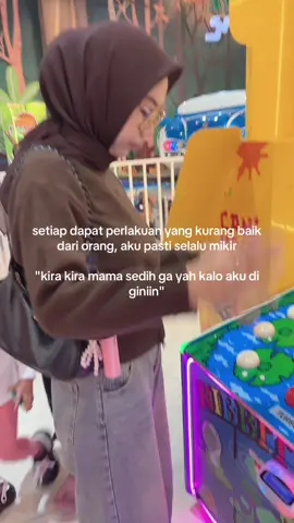 satu waktu aku pulang hari pertama kerja dan cerita gimana aku diperlakukan dengan tidak baik sambil nangis, mama ikutan nangis… besoknya disuruh gausah kerja lagi disana.. 