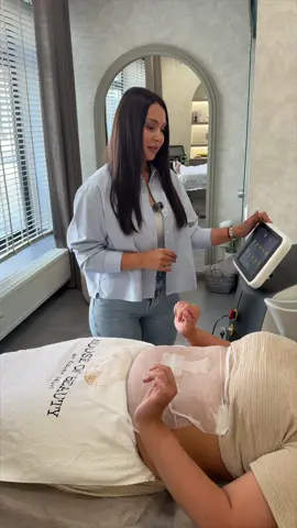 Bugün müşterimizin ilk kriyolipoliz seansı başlıyor… Bu, gerçek bir dönüşümün başlangıcı olacak! #K#KriyolipolizB#Bölgeselİncelmebielefeld #D#DönüşümBaşlıyorÖ#ÖncesiSonrasıS#SoğuklaGüzellikT#TikTokBeautyE#EstetikYolculuğuViralOluyoruz 