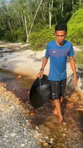 Looking for gold and panning for gold buried in river walls #viralvideo #golddiscovery #goldpanning #mininggold #goldhunter #foryou #foryoupage 