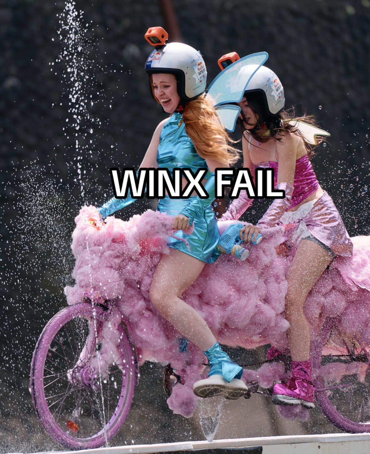 costume suggestions in the comments 😭😂 #fail #winxclub @chrissipatakas  es war gar nicht so leicht. Ich konnte einfach nicht treten durch die Wolle und Flora hat auch nicht mitgetreten😂🧡 dadurch war es einfach nur eine wackelige Angelegenheit. Nächstes Mal mit Knie und Ellbogen Schützer 😭🙏