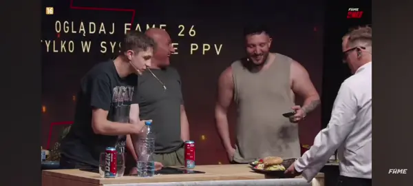 kucharz ocenia jedzenie Marcina Najmana