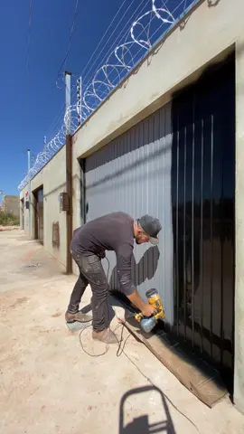 Pintura de portão com pistola pulverizadora  #pinturadeportao #pintoremanapolis #aprendanotiktok #dicasdepintura #reforma #pinturadeparedes #videossatisfatorios #pintorprofissional #painting #deko 