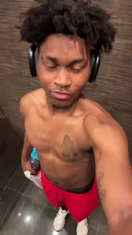 WHAT TIME YALL SEEING THIS ? 👀🔥 #fyp #viral #gym #workout 