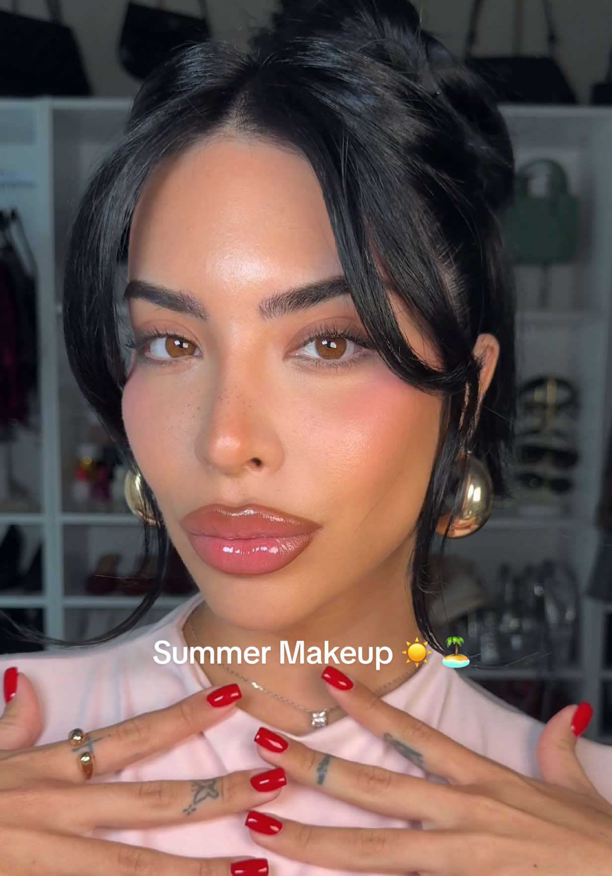 Using @Charlotte Tilbury for the summer ☀️  Products:  Magic cream moisturizer  Spf porless primer  Hydrating foundation stick  Airbrush setting powder  Pretty glow blush  Powder number 4 for contour  Kim k w lipstick  Unreal lips lip oil 