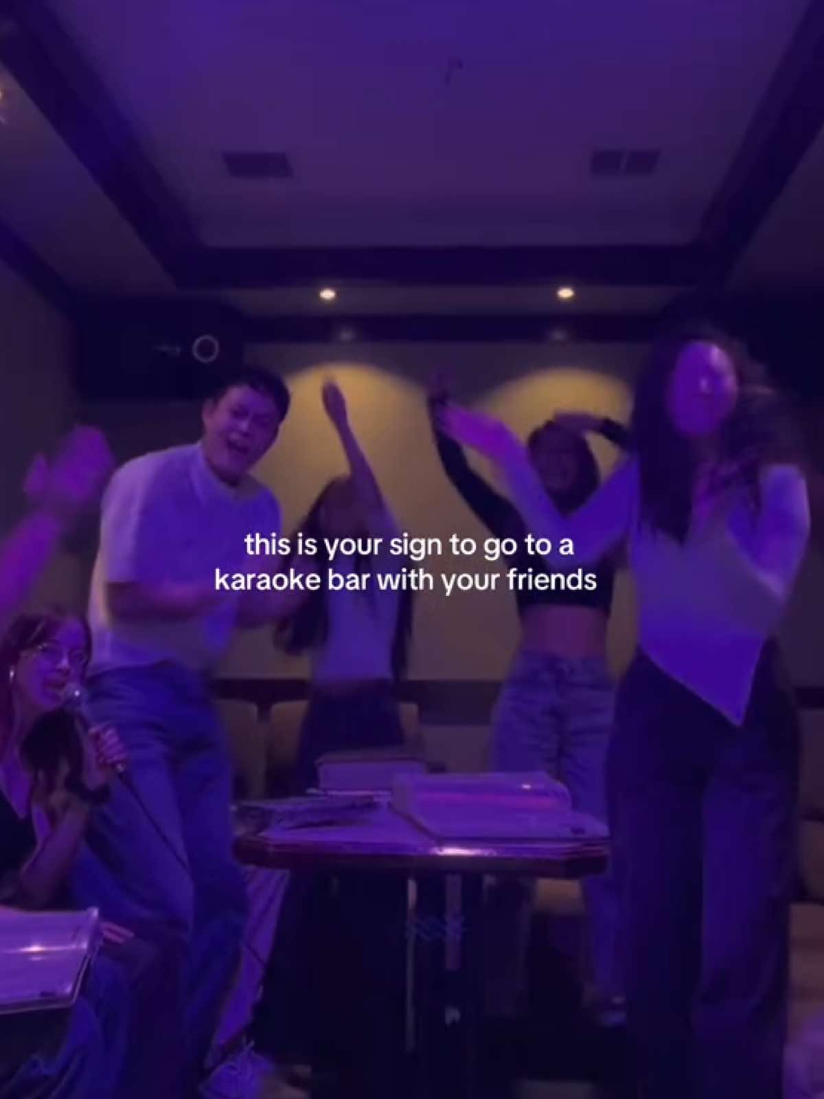 this is your sign to go to a karaoke bar with your friends  🎤#CapCut#karaoke#friends#memories#nightout#düsseldorf#germany#nostalgic#fun#lastfridaynight  