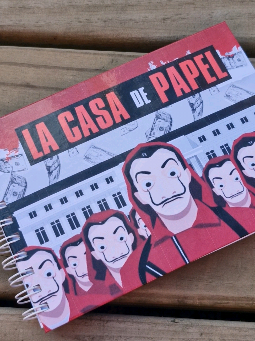 Embarque no Roubo Mais Épico com Cores! 🎨💰 Preparem os macacões vermelhos e as máscaras de Dalí, porque o livro de colorir de La Casa de Papel chegou para dominar a sua criatividade! 🤩 Eu tô simplesmente obcecodo(a) com cada detalhe dessas páginas, é como reviver a adrenalina e a inteligência do Professor e sua turma. De Madri ao Banco da Espanha, cada desenho é um mergulho nas estratégias geniais e nos momentos mais tensos que nos deixaram colados na tela. Ver o Professor com sua mente brilhante, a Tóquio com sua intensidade, o carisma do Rio, a força da Nairóbi e a lealdade de todos os outros que se tornaram mais que uma gangue: uma família. Não tem spoiler aqui, só a chance de homenagear a série que redefiniu o gênero de assalto! É a pausa perfeita para a gente relaxar, botar as cores para jogo e se sentir parte do plano mais audacioso da história. Sinto que cada traço vai ser um hino à liberdade e à resistência que essa série tanto nos ensinou. ✨ Quem mais está pronto para essa fuga criativa e para colorir os bastidores do roubo do século? Me conta qual membro da gangue você está mais ansioso(a) para dar vida com suas cores! 👇 #LaCasaDePapel #LivroDeColorir #LaCasaDePapelFan #ColorindoLaCasaDePapel #TerapiaDeColorir #Professor #Tokyo #Nairobi #Rio #Berlin #Denver #Helsinki #Estocolmo #Palermo #Manila #Bogota #Marselha #Oslo #MonicaGaztambide #Lisboa #Inspiração #Netflix #Dalí #BellaCiao