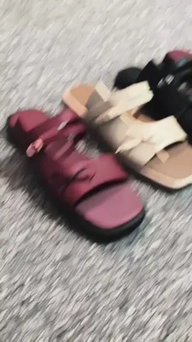 Sandal Wanita Platform Kekinian Korean Style Sandal Teplek Trendy #sandalplatform #sandalwanita #sandalflat #koreanstyle #kekinian #burgundy #motifpita #77 #sandalwedges #sandal2025 