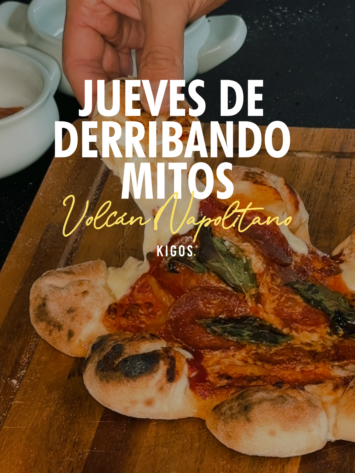 𝗝𝘂𝗲𝘃𝗲𝘀 𝗱𝗲 𝗗𝗲𝗿𝗿𝗶𝗯𝗮𝗻𝗱𝗼 𝗠𝗶𝘁𝗼𝘀: 𝗤𝘂𝗲́ 𝗽𝘂𝗲𝗱𝗲𝘀 𝗵𝗮𝗰𝗲𝗿 𝗲𝗻 𝘁𝘂 𝗵𝗼𝗿𝗻𝗼 𝗮𝗱𝗲𝗺𝗮́𝘀 𝗱𝗲 𝗽𝗶𝘇𝘇𝗮? VOLCÁN NAPOLITANO Una receta que se ve difícil, pero es más fácil que elegir topping 😎 Ingredientes: - Queso brie (para los bordes) - Salsa de tomate - Mozzarella - Peperoni - Albahaca fresca Paso a paso: 1. Precalienta tu horno (🔥 Karu 12 ) 2. Estira el bollo de masa  (250 grs.) 3. Corta los bordes en 8 partes (sin llegar al centro) 4. Rellena cada borde con brie y dóblalos formando puntas 5. Rellena el centro con salsa, mozzarella, peperoni y albahaca 6. Hornea hasta que el queso burbujee y los bordes estén dorados 😎 El resultado: crujiente, rellena, cheesy 🧀 Powered by: Karu 12, Caja de fermentación, Termómetro infrarrojo, Pala lisa. ¿Con qué queso te la jugarías tú? 🧀 Cuéntanos en los comentarios 👇 #KigosChile #RecetasKigos #HornoKaru12 #Karu12 #JuevesDeRecetas #FoodieChile #OoniChile #HechoEnCasa #Hornos