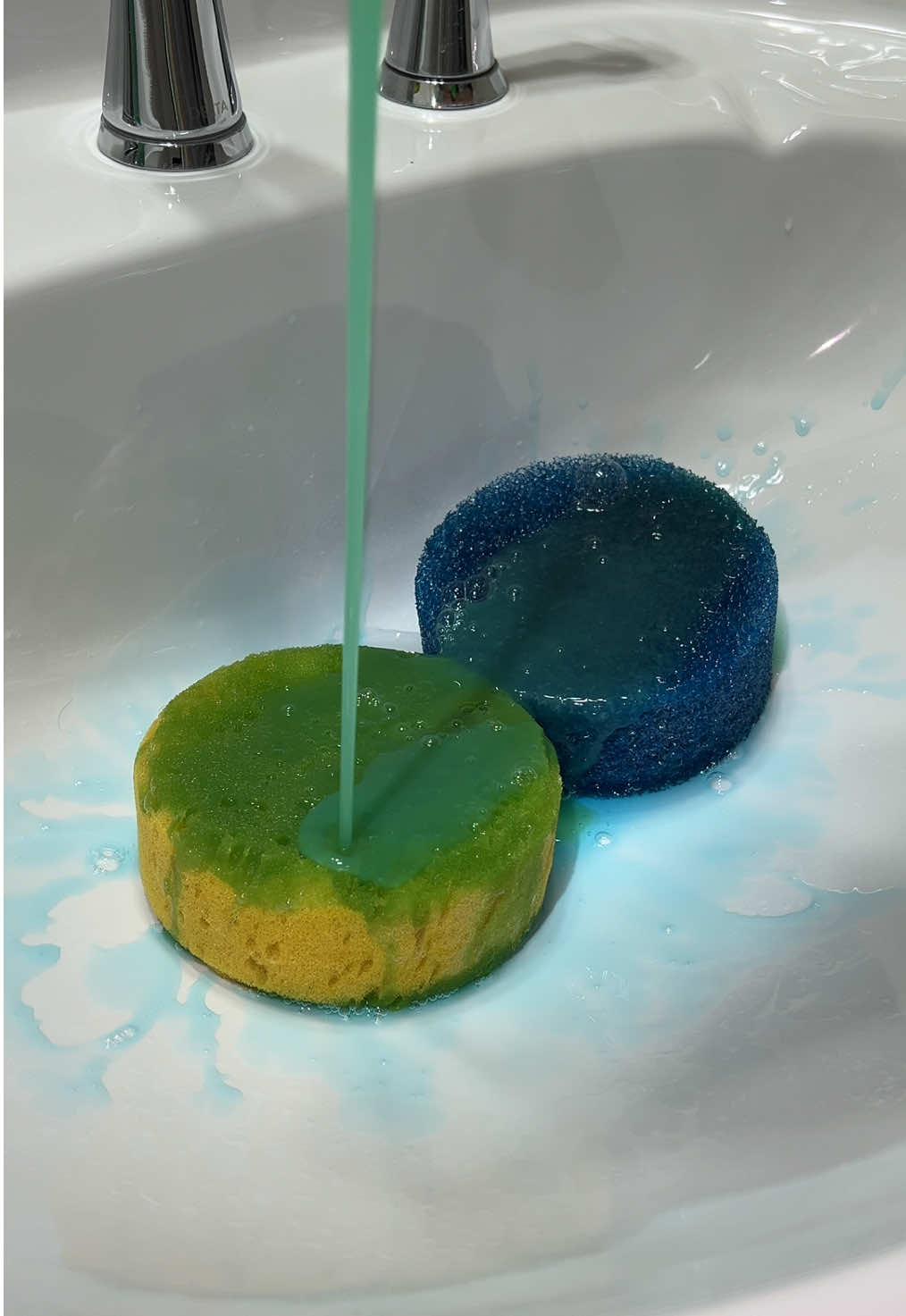 @✝️  said they missed my one handed squeezes!! here u go 🫶 blue ajax, gain, pop & comet 😍😍😍 #spongesqueezingasmr #spongesqueezing #CleanTok #cleaning #sinkclean #asmr #blueajax #gain #laundrydetergent #pineopine #pop #comet #ogcomet #spongetok #sudsy #sudsysqueezes #watery #waterysqueezes #rinse #spongerinse #satisfying #mrclean 