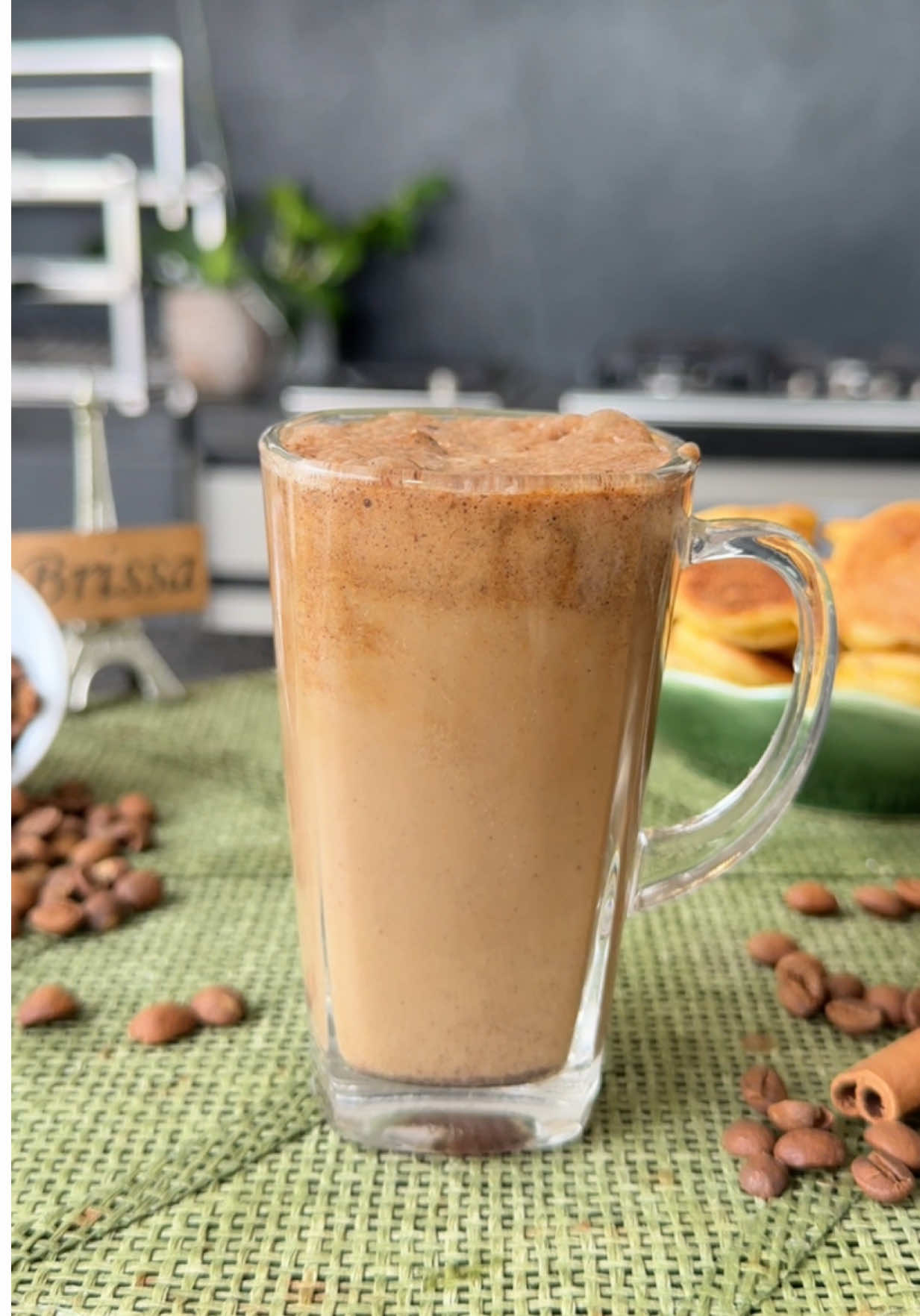 Cappuccino CREMOSO SAUDÁVEL sem açúcar e sem lactose!   Já ENVIA pro amigo que vai amar essa dica e me segue pra receber mais!!! Essa receita é ótima pra receber os amigos em casa e clientes no seu negócio!  Ingredientes:  200g de leite em pó sem lactose ou leite de coco em pó 20g de cacau 100% ( uso o alcalino)  2g de canela 1g de bicarbonato de sódio 25g de café solúvel de boa qualidade  Tem 3 truques no vídeo e dica pra transformar ele em um super café!  Servi com as minhas panquecas saudáveis, querem receita???? #receitassaudaveis #receitafit #cappuccino #supercoffee #receitas #cappuccinofit #receitasdabrissa 