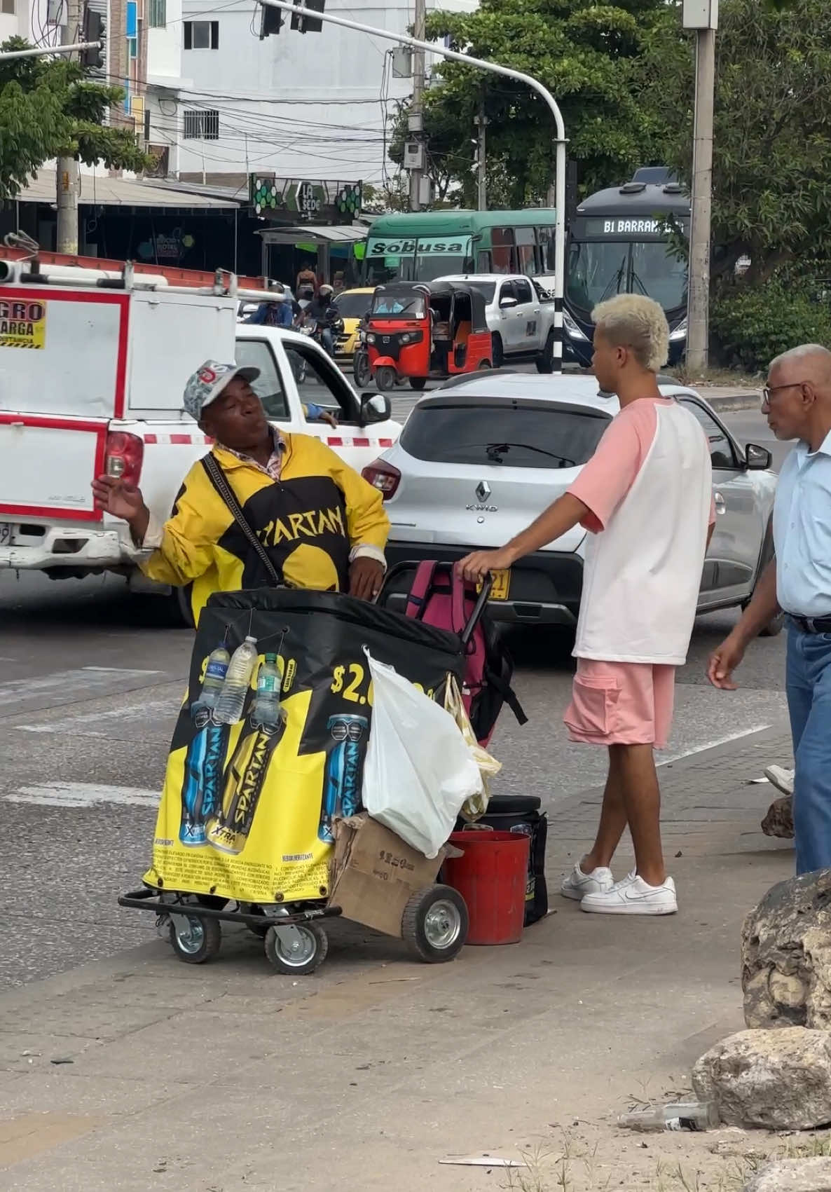 El hombre eléctrico!c0🤣(BROMA)