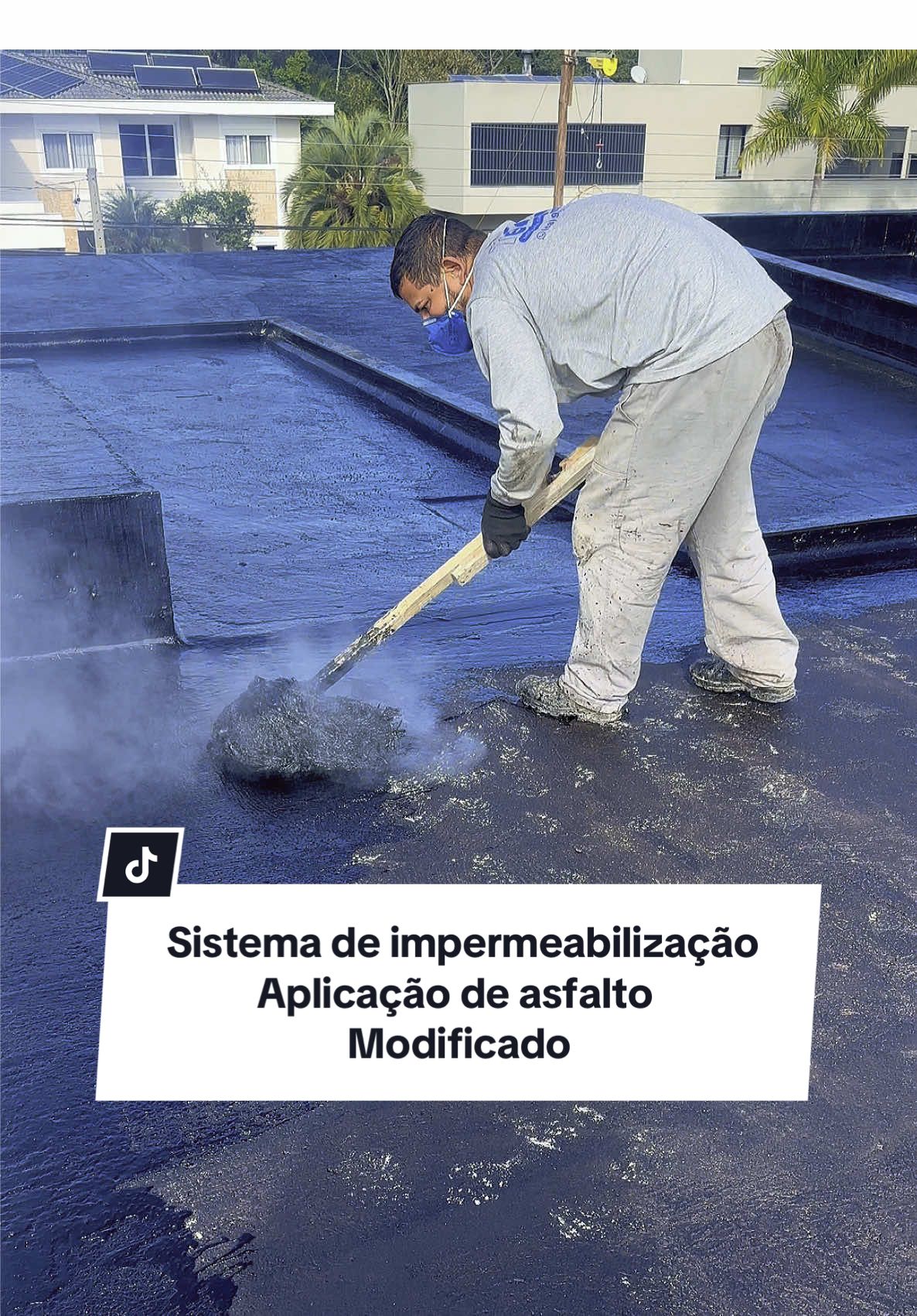 🔥 Aplicação técnica de asfalto quente na laje! Segunda etapa da impermeabilização com sistema duplo aderido: asfalto elastomérico modificado garantindo proteção total! 💧Problemas com umidade ou infiltração? A Tecssul resolve pra você! 💪 #impermeabilização #obras #asfaltoquente #engenhariacivil #Tecssul #construção
