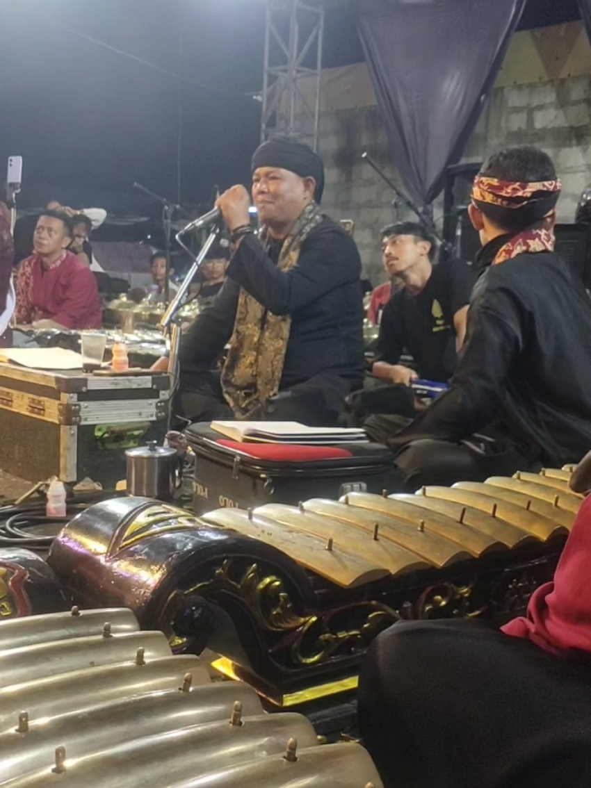 Duet alok senior PUTRA GIRIHARJA 3 , ayah @widhy_sunarya sareng kang @deden.dr_official  haleang ti ibu @mamahhayati8 luar biasa fenomenal pisannnnn#dadansunandarsunarya #rafflysunandarsunarya #wayanggolek #seni #jawabarat #fyp #senisunda #pgh3_channel #giriharja3 