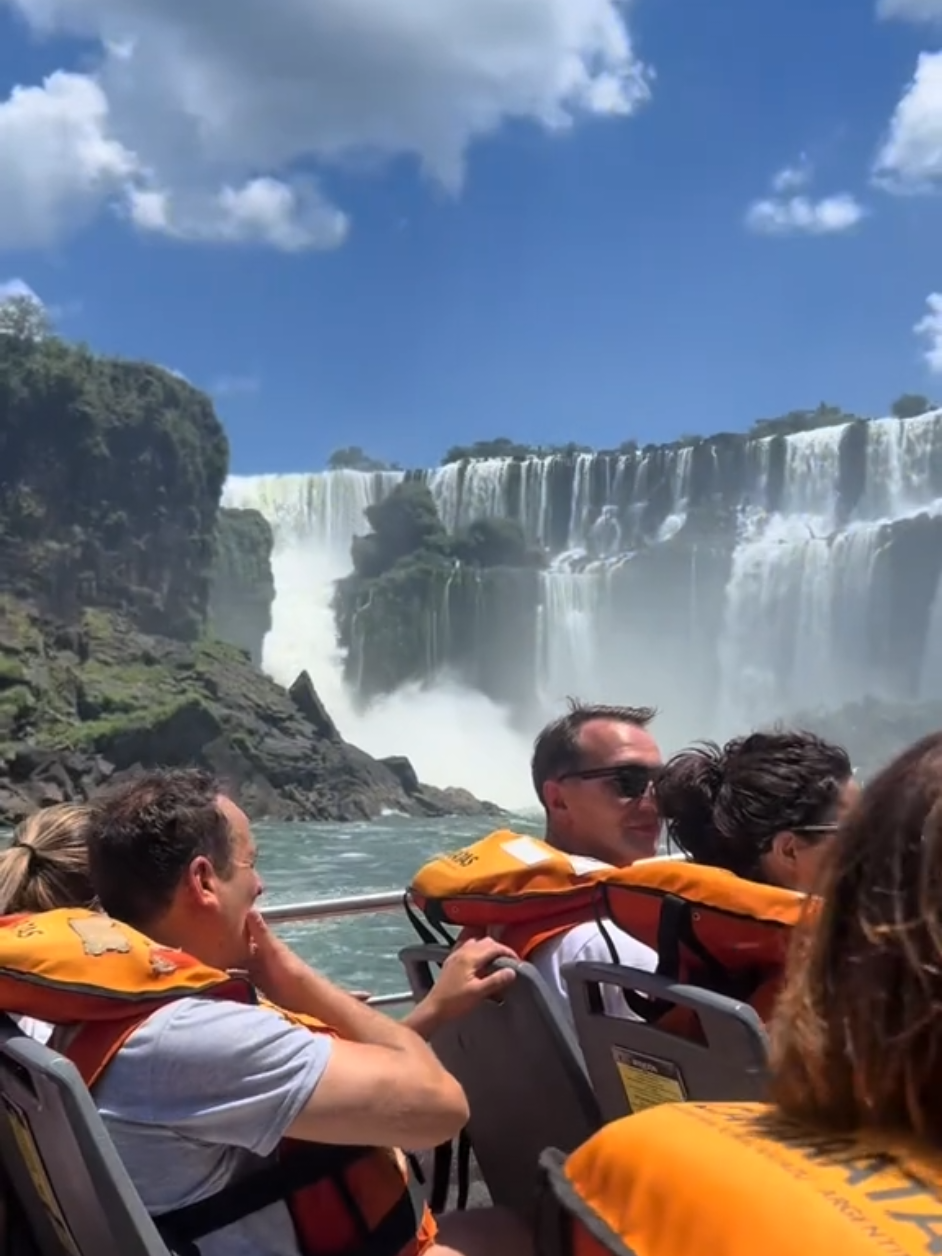 Cataratas del Iguazú  🌎 Una de las maravillas naturales del mundo 👉 Conoce Iguazú con nuestro paquete turístico de 04 días y 03 noches  📍 Además conocerás el lado Argentino 🇦🇷 y Paraguay 🇵🇾  ✈️ Salida desde Lima 📲 Info y reservas: +51 994 208 135 / +51 966 429 927 #brasil #fozdoiguaçu #fypシ゚  #cataratasdeliguazu #viajes  #viajerosporelmundo #traveltiktok #vacaciones  #traveldestinations 