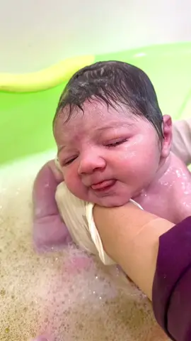 #baby first bath 🛁 ##baby #born #b  #mexico 