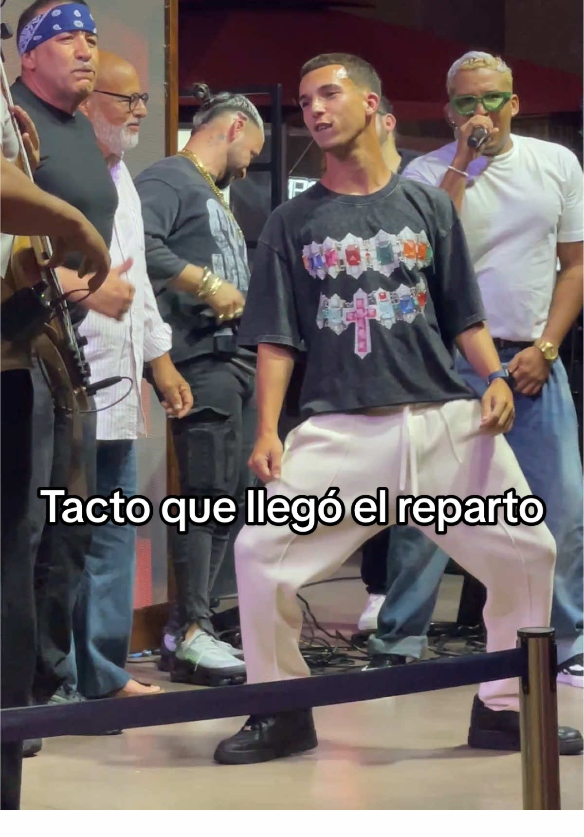 Llegó Kevin y llegó el reparto 🇨🇺🙌🏽 . . #cubanos #cubanosporelmundo #cubanosporelmundo🇨🇺🥰 #cubanosenmiami #cubanosporelmundo🇨🇺🙏🔥 #cubanosporelmundo🇨🇺 #cubanosconflow #farandulacubana #familiacubana #repartocubano🇨🇺 #reparto #fypシ゚ #bailando #dancing #dance #bailes #fypp #fypageシ #tendencia #foryoupage #paratii #viralvideos #tik_tok #tiktokviral 
