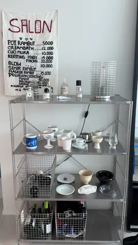 이 선반 하나로 쇠테리어 끝입니다.👀 이미 너무도 유명한 무인양품 sus선반이 그 주인공인데요, 특유의 무광 스틸 질감 덕분에 유리, 금속, 도자기 모두 잘 어울리는 편이에요! 옆집창고에선 향수, 술잔, 와인병, 컵 등을 진열하는 메인 진열장으로 활약 중입니다. 🏃‍♂️🫧 #무인양품 #muji #무인양품인테리어  #무인양품sus #sus선반 #스틸가구 #쇠테리어
