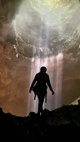 Turun ke perut bumi? Berani? 😏 Goa Jomblang bukan buat yang manja! Turunnya pakai tali 60 meter 🧗‍♂️ Bajumu kotor, sepatumu tenggelam… Tapi begitu liat Cahaya Surga dari dasar gua — langsung speechless! 😱✨ Kapan lagi kamu bisa ngerasain kayak masuk film petualangan tapi masih bisa update story IG? 😎📸 📍Lokasi udah di-PIN! Tentunya bareng Jogja Private Trip Pelayanan EXCELLENT, driver asik, itinerary fleksibel! Kami juga melayani: 🚖 Antar jemput (shuttle/drop) – Bandara Internasional Yogyakarta 🧳 Paket Wisata 👑 Tamu VIP 🎓 Acara Wisuda 🏢 Kunjungan kerja/kantor 💍 Wedding Car 🎉 Dan lainnya sesuai request! 📲 Reservasi & info: +62 812‑3834‑2961 🔗 INFO LENGKAP langsung klik link di bio ya! ⸻ #JogjaPrivateTrip #GoaJomblang #GunungkidulTrip #CahayaSurga #ExploreJogja #TripAsikJogja #LiburanAntiMainstream #WisataJogja #TripJogjaMurah #JeepAdventureJogja #TravelBlitar #JogjaTrip2025 #BackpackerJogja #PetualanganJogja #hiddengemindonesia 