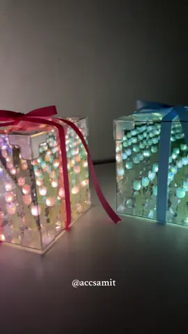 Tulipanes infinitos 🌷 Lámparas cubo disponibles en la página web. Podes encontrarlas en color rosa, celeste y violeta.  Con una presentación única para regalar 🎁 Envios a todo el país 🇦🇷 #fyp #paratii #tulipanes #tulipanesinfinito💐💗✨🤍 #lamparatulipanes #lamparaviral #lamparacubo #cubotulipanesinfinitos #flores #buenosaires #argentina #regaloscreativos 