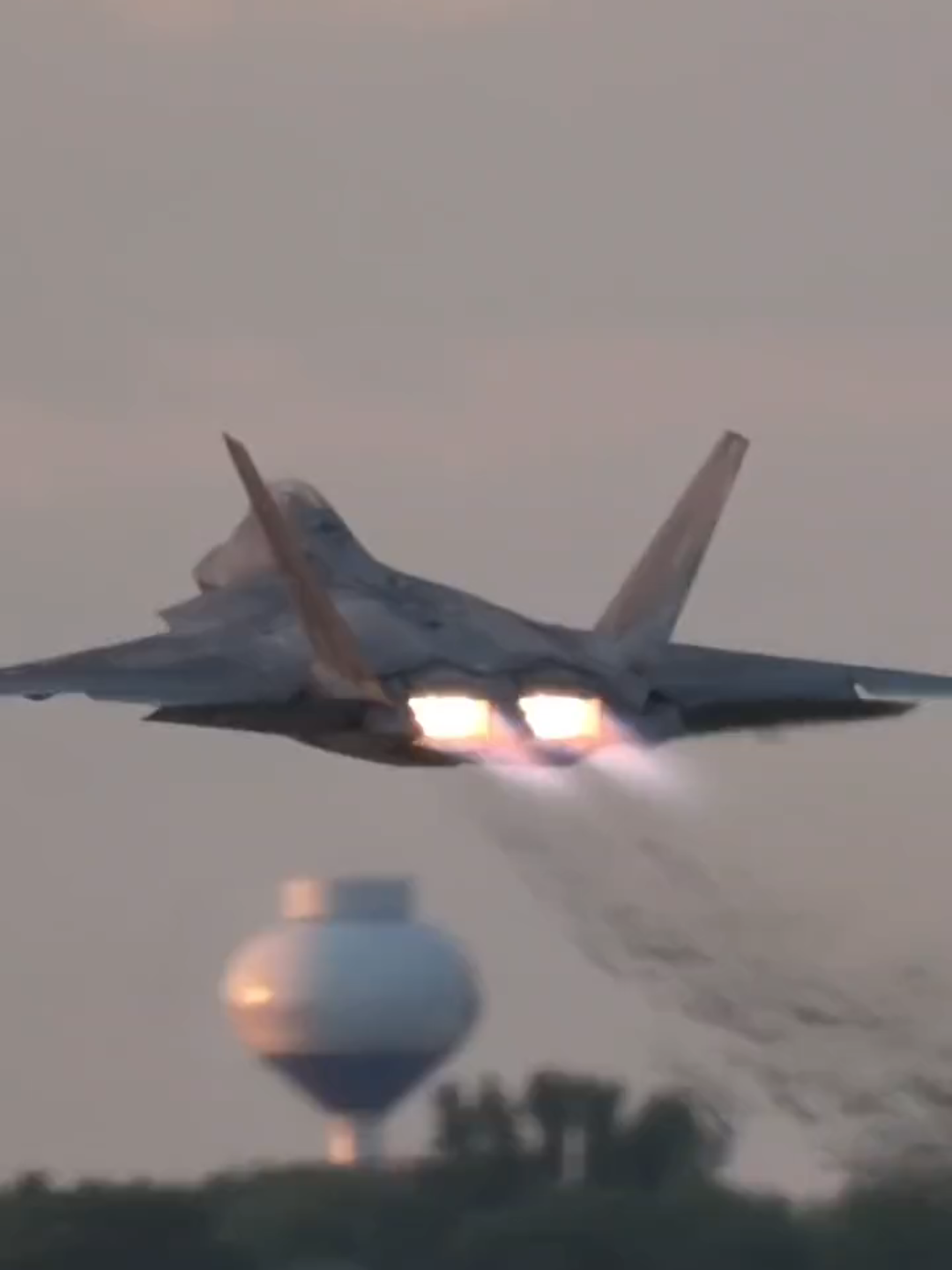 Lockheed Martin F-22 Raptor adalah pesawat tempur taktis siluman segala cuaca kursi tunggal bermesin ganda dari Amerika Serikat yang dikembangkan dan diproduksi untuk Angkatan Udara Amerika Serikat (USAF). #military #airforce #usa #f22raptor