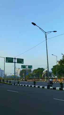 vibes surabaya memang beda #sejuk #fypage #pagi #sunrise #metropolitan #suroboyo #bataskota #fyp 