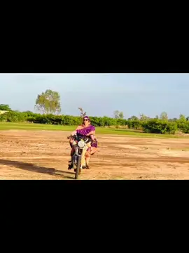 on se balade sur la moto 😅😁