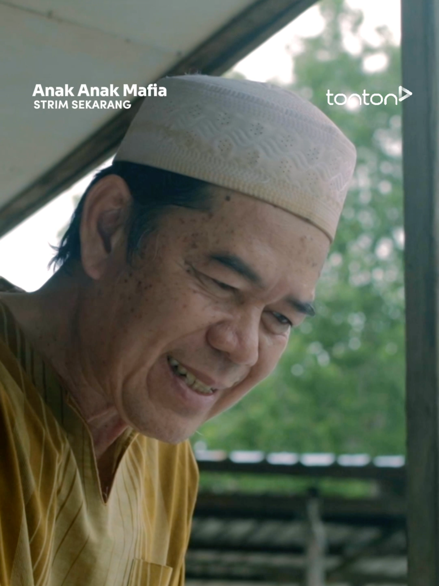Andra dah banyak kali kena tikam dari belakang. Sebab tu kali ni, dia diam. 😣 ▶ Strim #AnakAnakMafia hanya di @Tontonmy! @mierulaiman sebagai Andra @fitrifarok sebagai Ice Wijaya @schaelinnea sebagai Katrina Rafael @farizisqandar sebagai Black @zhen.ningg sebagai Rudy @fadhlimasoot sebagai Jefri @yaakobabdaziz sebagai Arie Wijaya @zarulumbrella sebagai Rasheed @abbyabadi_112 sebagai Azura @zaczafranz sebagai Qabil @zairiaaziz sebagai Ghazi @roysman65 sebagai Rafael @nicolai3204 sebagai Jackie @syefikk sebagai Daus @shyrim_husni sebagai Tuan Bahari @mutalibmubin sebagai Dhaim @bazlyhanif sebagai Khodi Terbitan: @zeelproduction Penulis Skrip: @marrmohamad @sweettoothmsia sigmaofhiteawolfpack Arahan: @shuhaimizulkefli OST: Arus dan Arah @firdausrahmat #AnakAnakMafia #TontonOriginals #DramaSangat