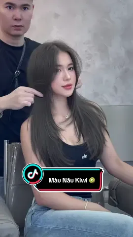 🥝 NÂU KIWI – CHUẨN GU TÓC ĐẸP MÙA HÈ 🌤️ Bạn đang tìm một màu nhuộm: ✔ Không kén da ✔ Không quá chói ✔ Vẫn đủ “trend” & thu hút? 👉 Thì Nâu Kiwi chính là chân ái! #khuongminhhair #khuongminhtrendy #hairstyle #nâukiwi🥝 #viral 