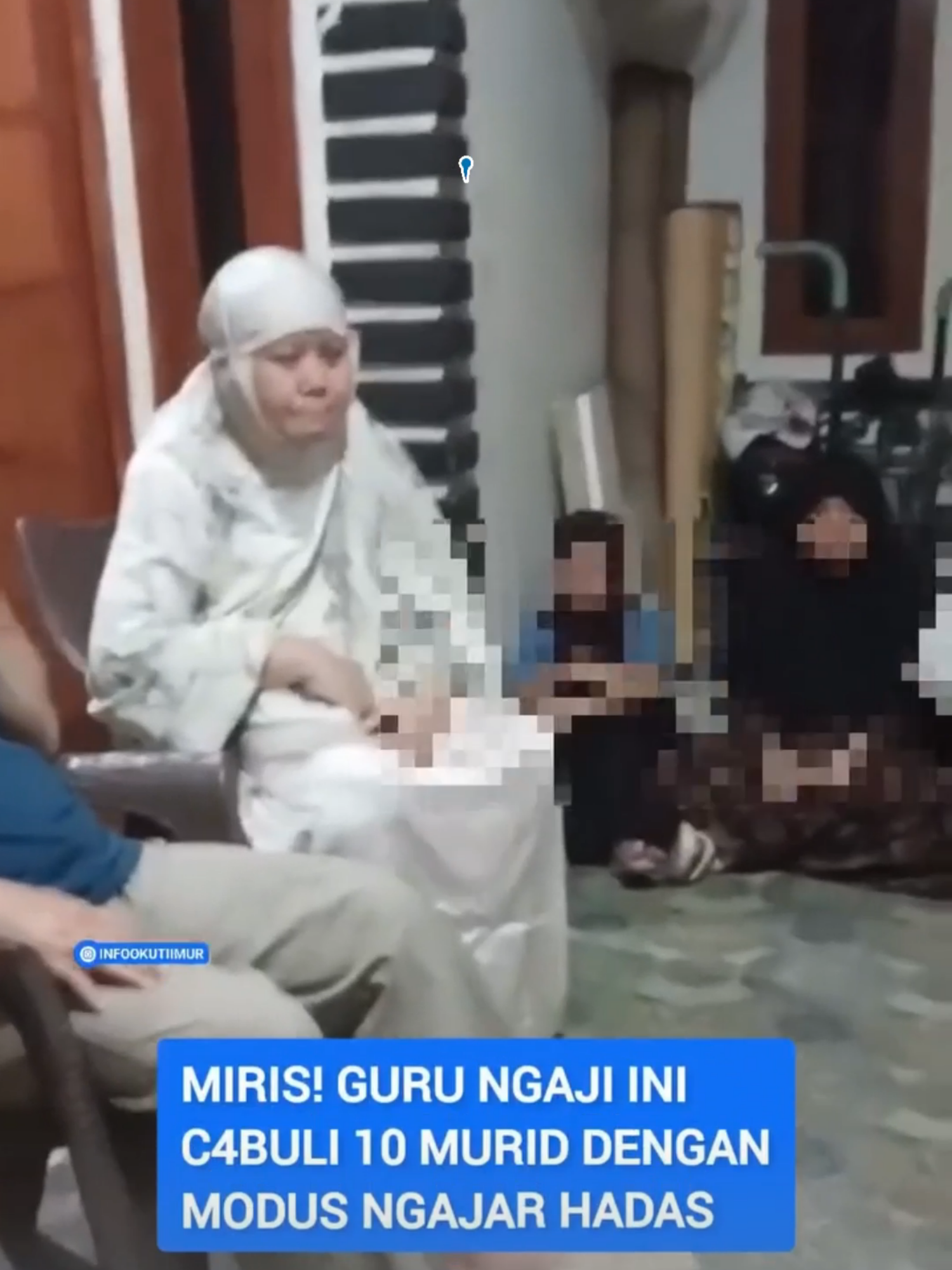 Polisi menangkap seorang guru ngaji di Tebet berinisial AF, setelah diduga mencabuli 10 muridnya yang masih di bawah umur. Modusnya berpura-pura mengajarkan pelajaran hadas saat mengaji di rumahnya. AF disebut mengiming-imingi korban dengan uang Rp10 ribu hingga Rp25 ribu, dan melakukan intimidasi agar korban diam. Kasus ini terbongkar setelah dua korban berani melapor. Polisi masih mendalami kemungkinan adanya korban lain. Sc: Infookutiimur #mencabuli #intimidasi #kasus