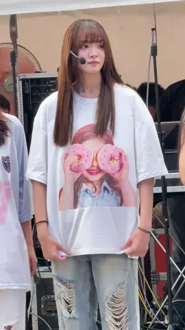 ถึงแม้ฝนจะตกแต่ก็หยุดความน่ารักของน้องโยไม่ได้ #bnk48 #colorconwinkth_busking #yoghurtbnk48 @yhurtgo 