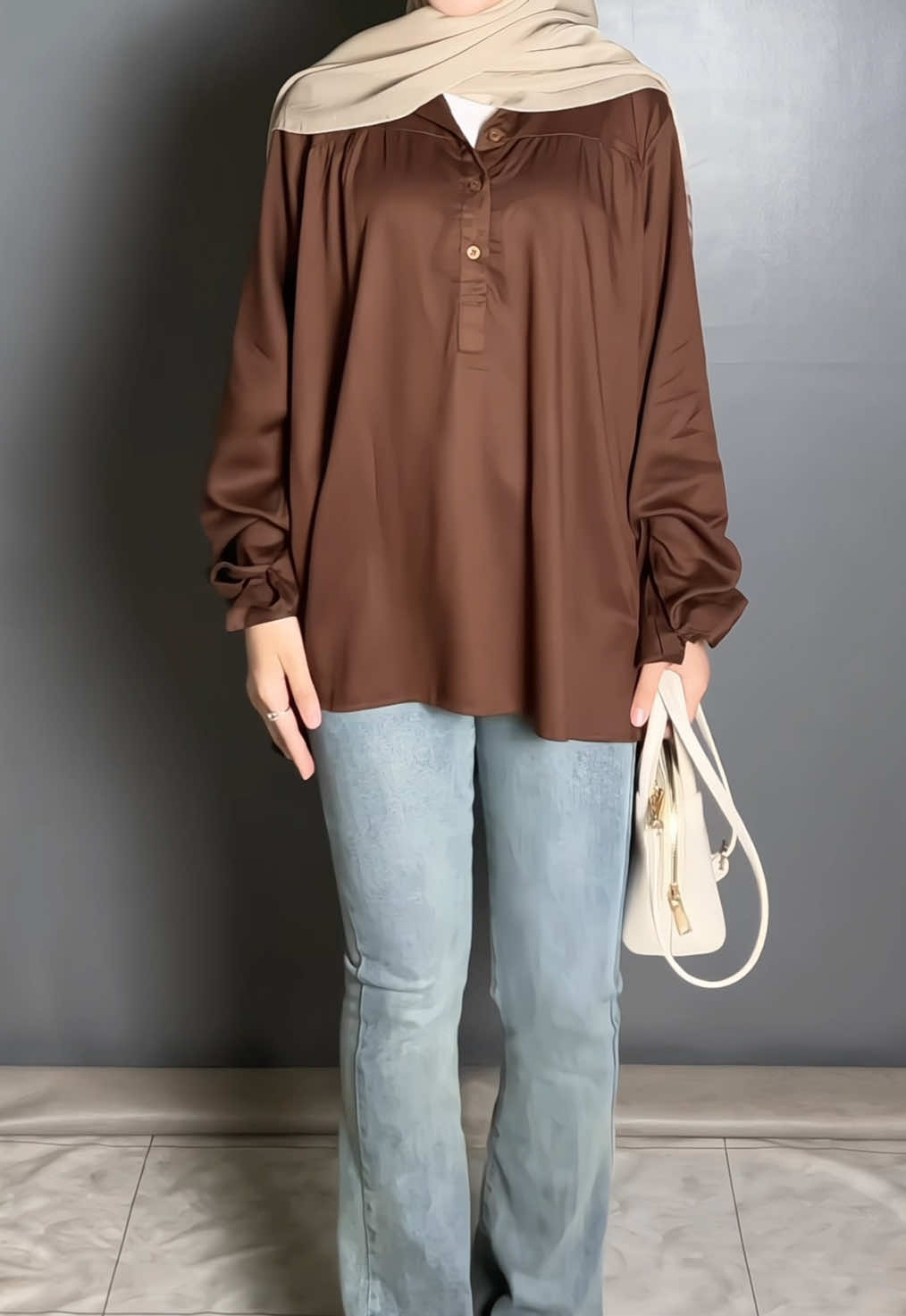 jatuh cinta sama sora blouse ini😍