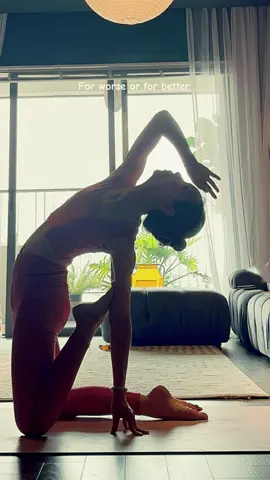 Yoga không hỏi bạn mạnh mẽ đến đâu.  Nó chỉ hỏi: bạn có đang lắng nghe trái tim mình không? #yoga #Love #yogaeveryday #yogaprivate #Nguyenchithanh #myday #viral #fypシ  #fypシ゚viral🖤tiktok 