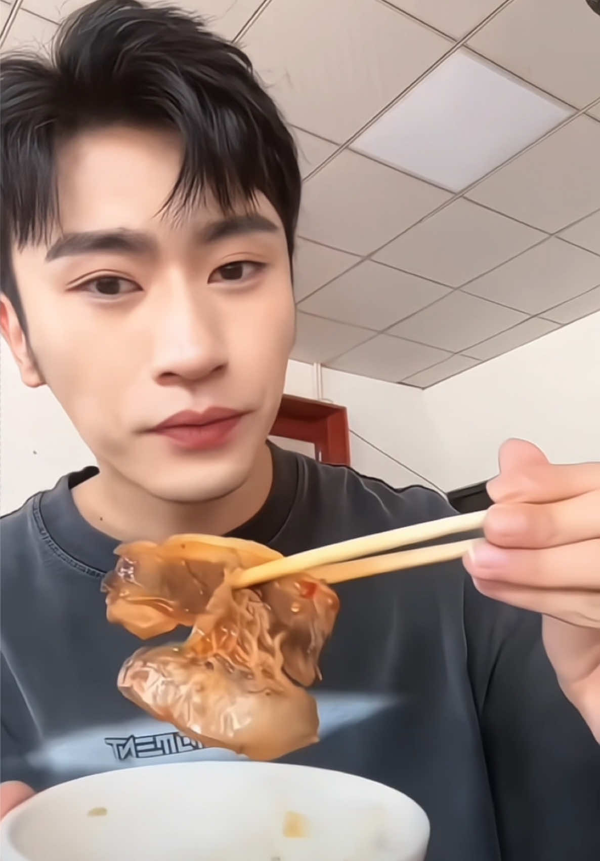 Enjoy your yummy food 🥓🥢 #沉思ChenSi #ChenSi #เฉินซี  #演员沉思