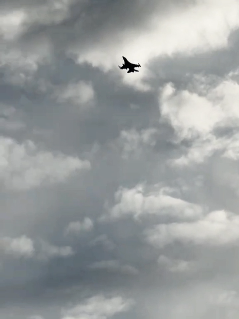 SIGUEME💣💥 #CapCut #exito #mentalidadmillonaria #frasesmotivadoras #motivation #mentalidad #paratiiiiiiiiiiiiiiiiiiiiiiiiiiiiiii #motivacional #reflexion #orgullo #fypシ゚ #Parati #reflexiones #Viral #aeropuerto #viralllllll #fouryou #fyp #soledad 