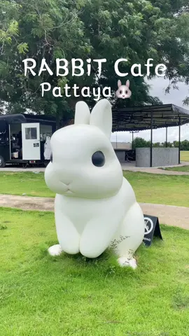 คาเฟ่เขาชีจรรย์ มีแบบนี้ด้วย 🐰คาเฟ่สุด Cute ที่ทีน้องกระต่ายน่ารักตัวใหญ่มากตั้งอยู่หน้าร้าน ท่ามกลางภูเขา บรรยากาศดีสุดๆ เป็นฟู้ดทรัคของโซน Outdoor แบบน่ารัก มีที่นั่งที่มองวิวเพลินๆเลยและที่สำคัญมองเห็นวิวเขาชีจรรย์อีกด้วยค่า 🏔️🌳🫧🐰                               #tiktokพาเที่ยว #คาเฟ่พัทยา #Rabbit #ฟีด 