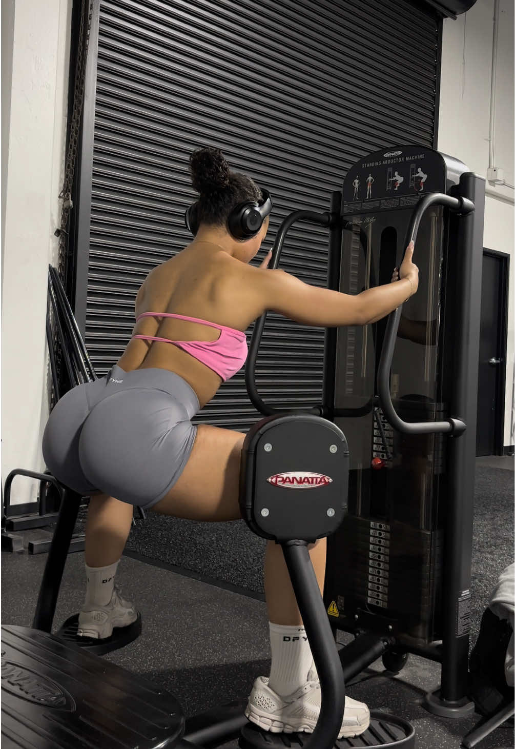 a moment for the color combo, oh & the glutes @DFYNE code ‘BRIANA’ 🩶💗  #legday #glutesworkout #hipabduction #dfyne #glutegrowth 