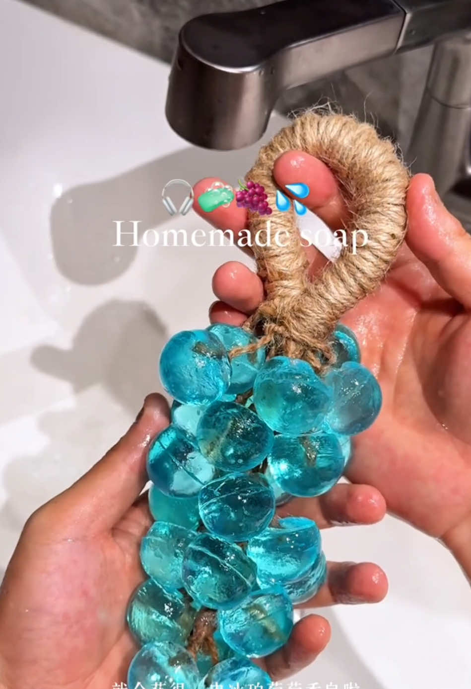 The blue grape soap feels so healing. ✉️：🦕E🦕#asmr #asmrvideo #diysoap #soapmaking #handmadegifts #giftideas #grapesoap #satisfying #tutorial #relaxing #DIY #fyp 