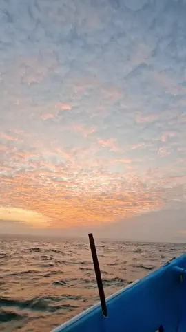 bonusnya jadi nelayan😊#lautselatan #samudrahindia #estetik #sunrise 