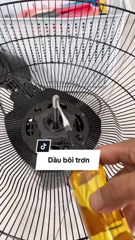 Chai dầu bôi trơn máy móc dụng cụ khá tiện dụng. #dauboitronmaymoc #dauboitron #boitronquatdien #daumaymay 