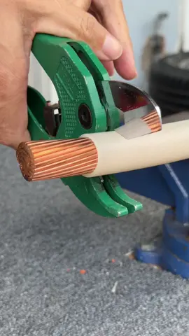 How to cut a 300mm² electrical cable #electric #electrician 