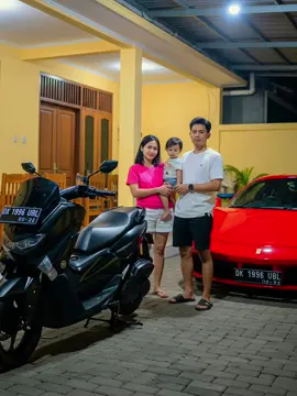 Yang belum punya jodoh coba langsung Prompt: foto  realistis 4K Sebuah motor Yamaha Nmx 155 tahun 2024 dengan nomer plat DK 1996 UBL warna hitam doft diparkir di depan mobil sport Ferrari Merah yang sangat mewah di halaman rumah, di depan mobil berdiri Pemuda kaos putih celana pendek hitam di sebelah seorang perempuan baju pink celana pendek putih mengendong anak balita perempuan umur 2 tahun,Rumah memiliki dinding kuning dengan jendela kayu, serta bagian interior terlihat dengan meja dan kursi kayu. Lantai menggunakan paving batu. Foto diambil pada malam hari dengan pencahayaan dari lampu atap yang terang. Suasana tenang, khas halaman rumah di Indonesia. Selamat mencoba #chatgpt #geminiai #googelveo3 #editfoto 