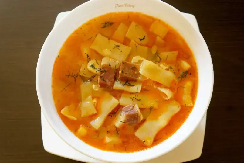 Ciorbă de fasole păstăi cu afumatură și rântaș. Ingredientele și modul de preparare îl găsiți pe Blog accesând link-ul de la profil la categoria Ciorbe.  #retete #ciorba #retetesimple #fyp #timisoara 