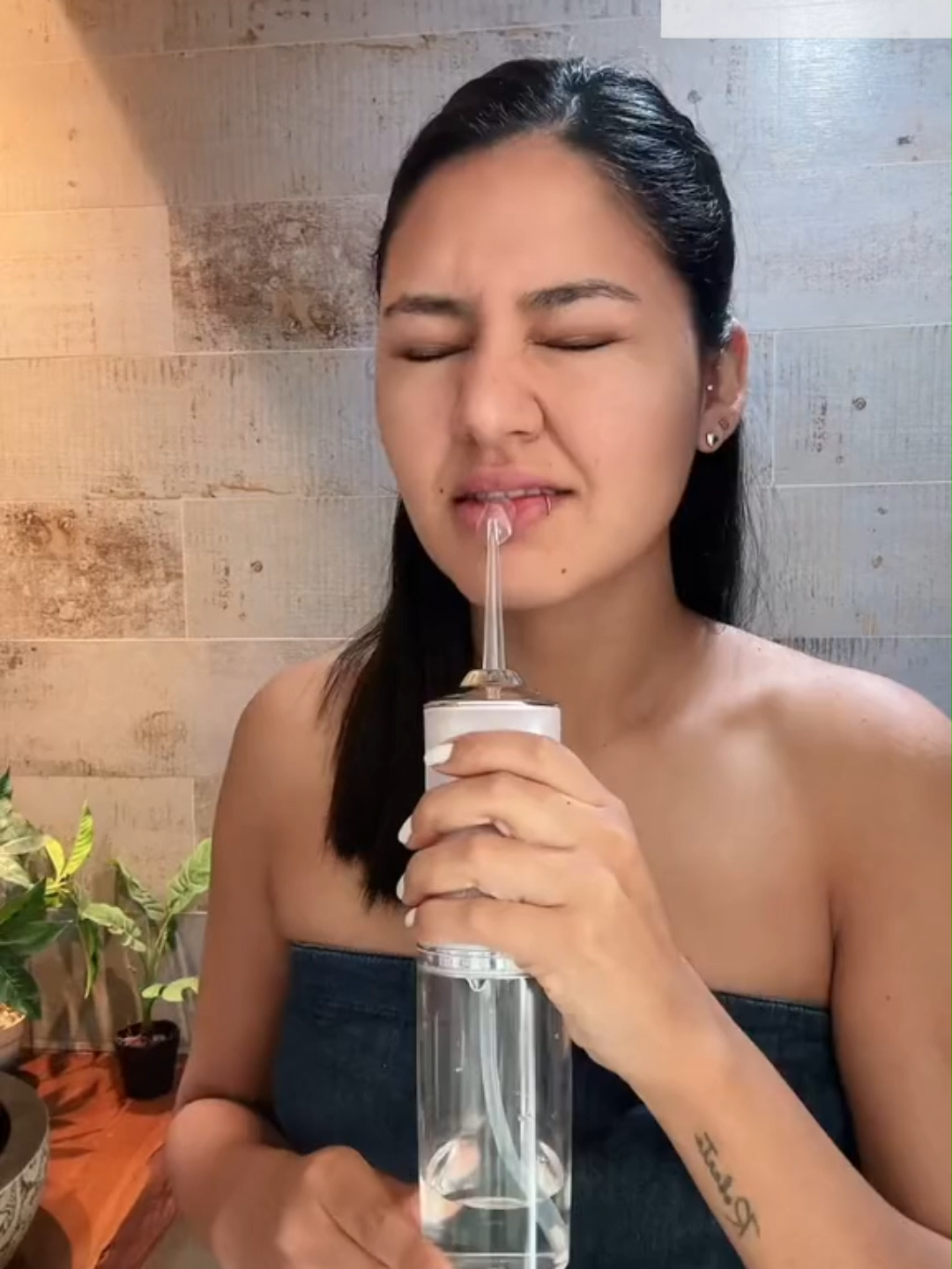 🦷 ¿Cepillas, usas hilo y AÚN tienes mal aliento, encías que sangran o comida entre los dientes? 💦 El IRRIGADOR BUCAL es el truco que tu dentista no quiere que sepas 😏 🔹 Elimina placa 🔹 Reduce el sangrado 🔹 Llega donde el cepillo NO llega 🔹 Perfecto para brackets, implantes o encías sensibles ✨ ¡Resultados desde la primera semana! 👅 Dile adiós al mal aliento y a la incomodidad… ¡Hola sonrisa de 10/10! 📲 Disponible con envío rápido 🚚 🎁 ¡Descuento por tiempo limitado! #IrrigadorBucal #tiktokmehizocomprarlo #DientesLimpios #SonrisaPerfecta #ortodoncia  #SaludDental #dentistaentiktok #AntesYDespués #PlacaDental #brackets  #selfcareroutineforyou #CuidadoPersonal #HigieneBucal